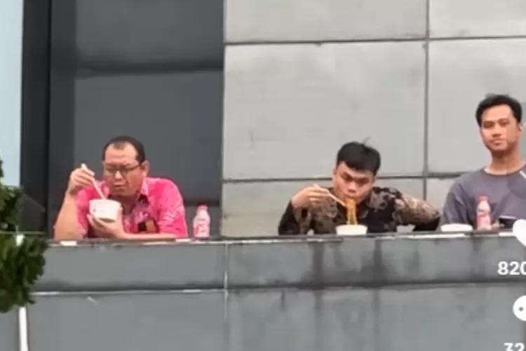 Video Viral Diduga Staf DPR Asik Makan Mie saat Pantau Aksi Demo Video